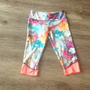 Super cute capri leggings. Small